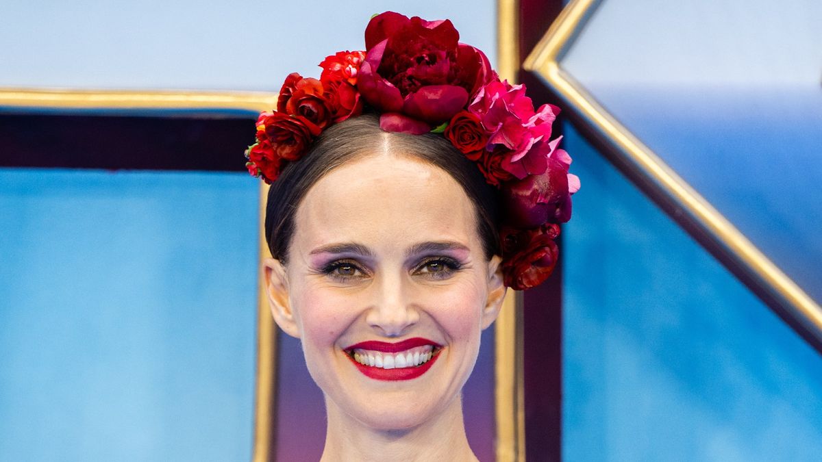 Please Take a Moment of Silence to Admire Natalie Portman’s Flower Crown